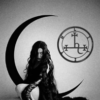 在反抗的苍白光芒之下